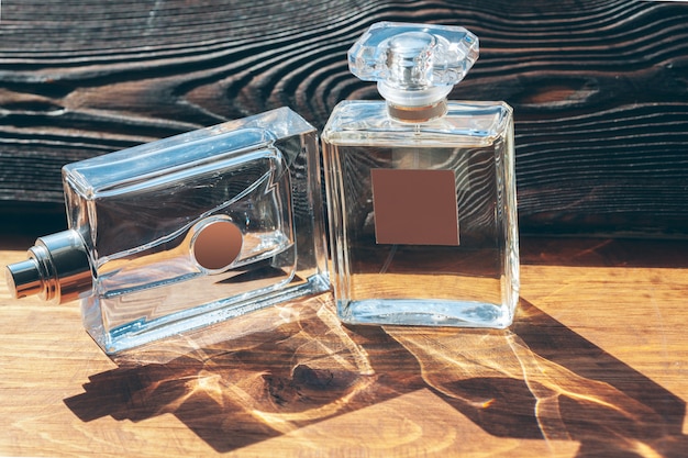 différentes bouteilles de parfum sur le bois