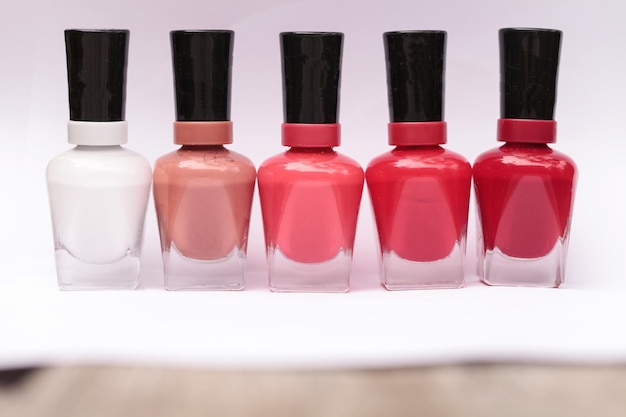 Différentes bouteilles de vernis à ongles sur la table