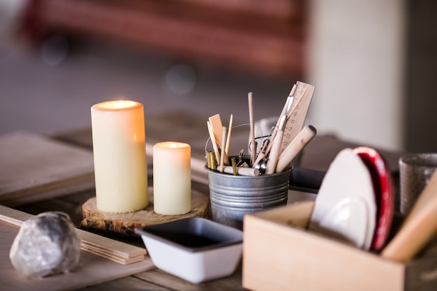 Différentes choses pour l'atelier de ceramis sur la table