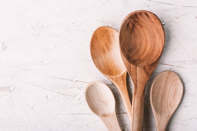 Différentes cuillères en bois sur le tableau blanc