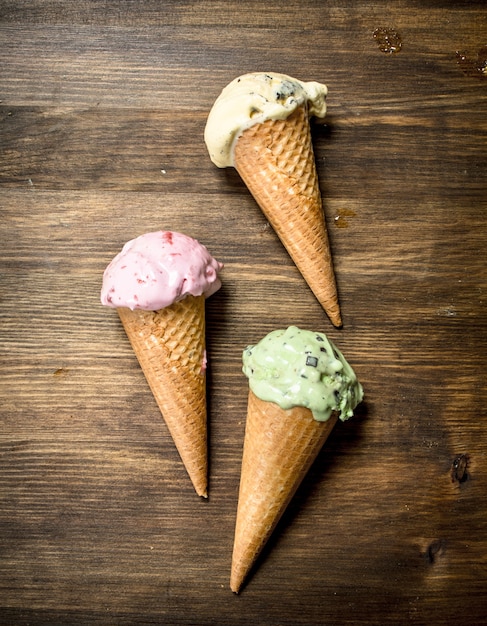 Différentes Glaces Aux Fruits Dans Des Coupes à Gaufres Sur Une Table En Bois