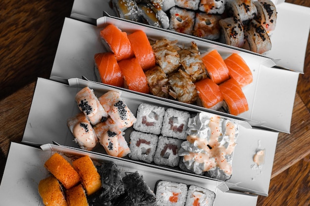 Différentes livraisons de sushis Variétés de sushis pour le déjeuner ou le dîner