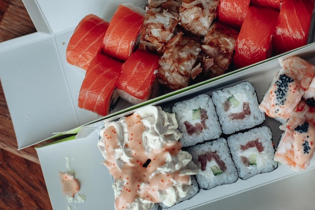 Différentes livraisons de sushis Variétés de sushis pour le déjeuner ou le dîner