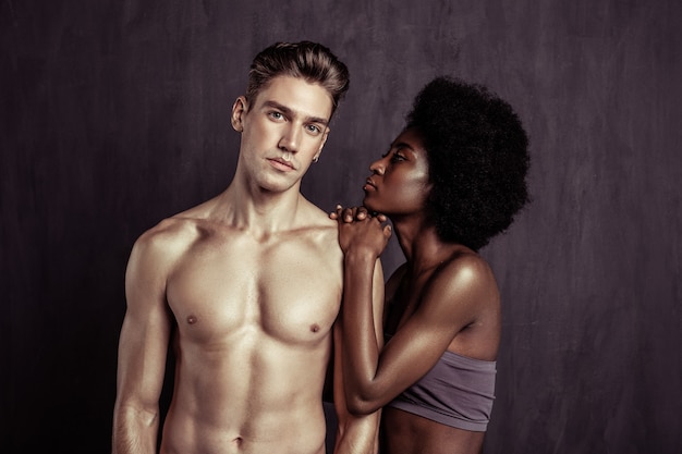 Photo différentes nations. beaux jeunes debout ensemble tout en ayant une couleur de peau différente