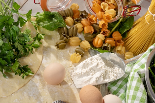 Différentes pâtes italiennes dans la cuisine