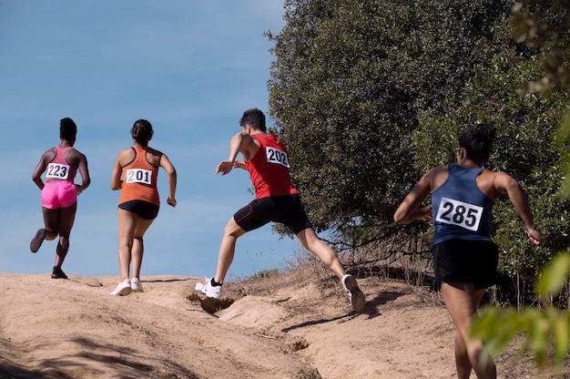 Photo différentes personnes participant à un cross