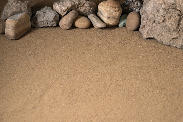 Différentes pierres sur le sable mort nature sci fi