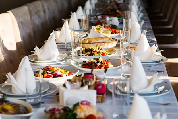 Différentes salades servies à la table de fête.