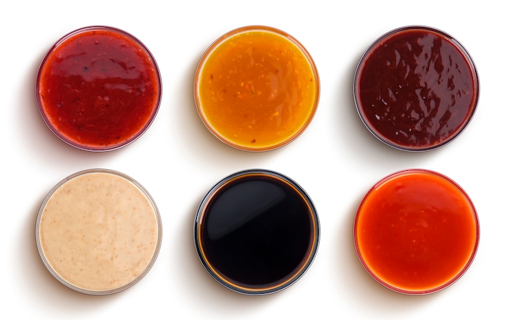 Photo différentes sauces isolées sur fond blanc, vue de dessus
