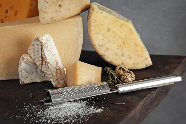 Différentes sortes de délicieux fromages sur table en bois