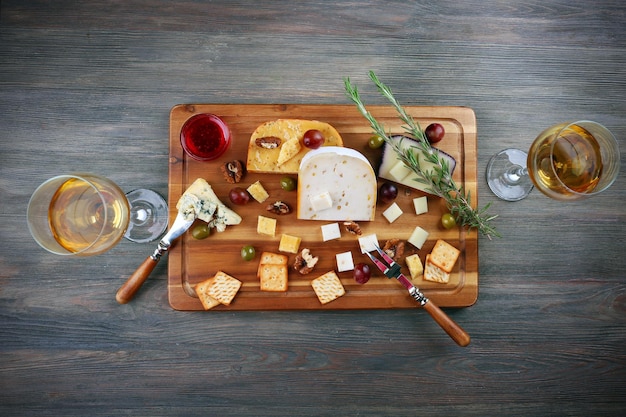 Différentes sortes de fromage sur fond de bois