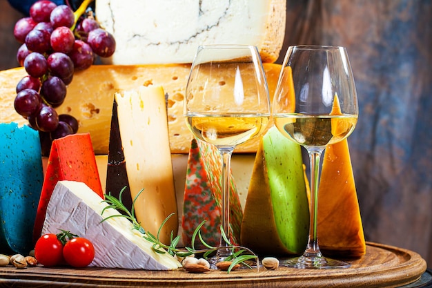 Différentes sortes de fromage sur la table de la cuisine.