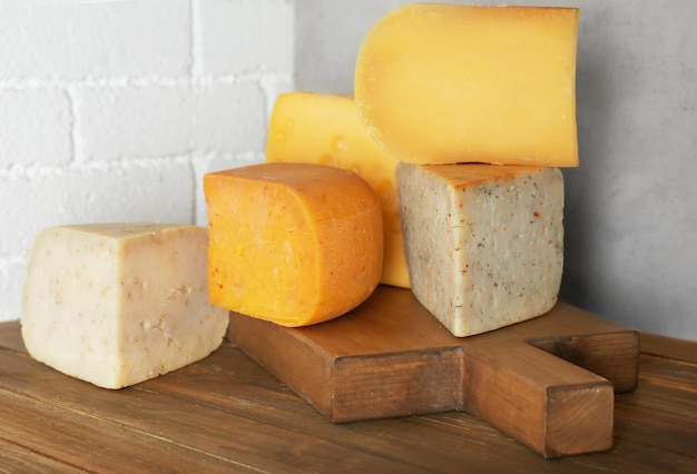 Différentes sortes de fromages délicieux sur la table