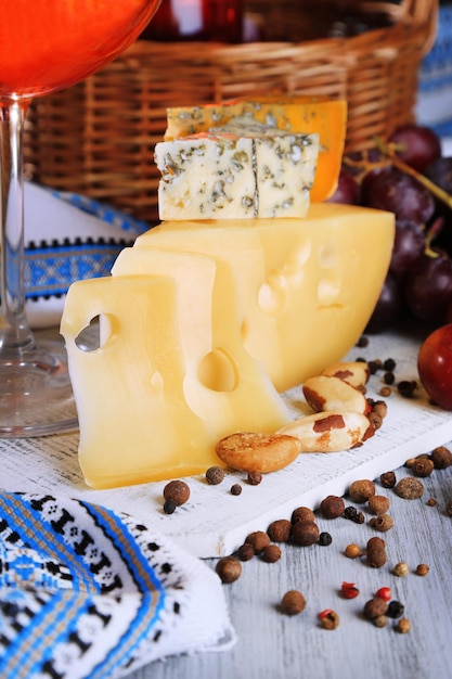 Différentes sortes de fromages avec du vin sur la table libre