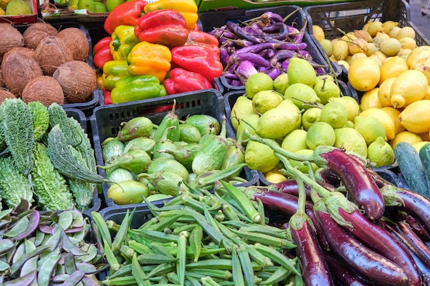 Photo différentes sortes de légumes et de citrons à vendre au marché