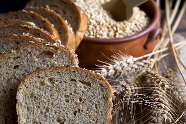 Différentes sortes de pains et petits pains. Conception d'affiche de cuisine ou de boulangerie