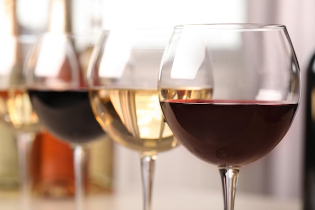 Différentes sortes de vin dans des verres agrandi