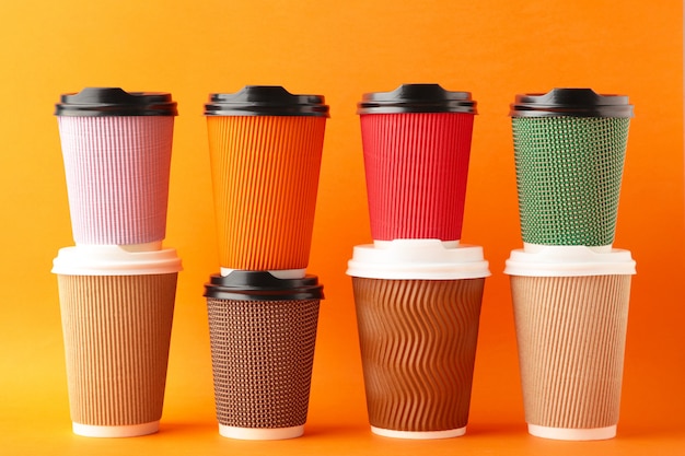 Différentes tailles et couleurs de tasses de café