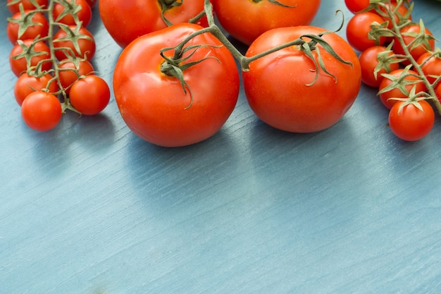 Différentes tailles de tomates avec des feuilles