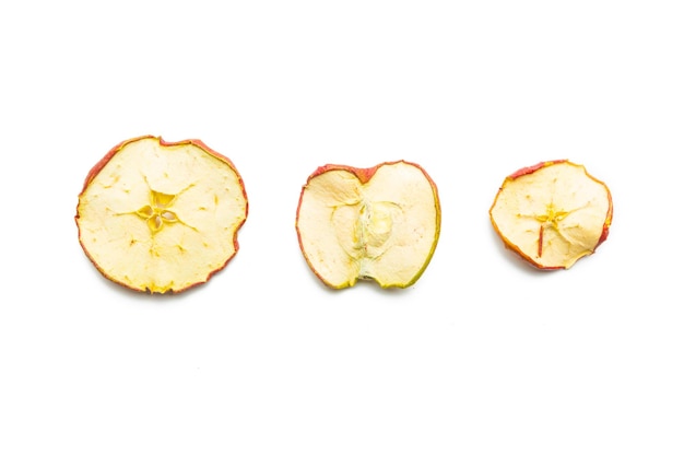 Photo différentes tranches de pommes séchées isolées sur fond blanc. pris en studio avec une marque 5d iii.