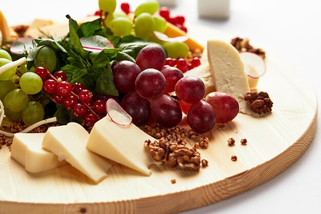 Différentes variétés de fromages aux noix et raisins.