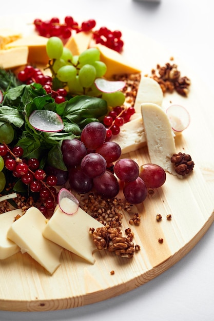 Différentes Variétés De Fromages Aux Noix Et Raisins.