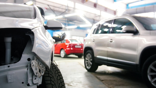 Différentes voitures debout dans le service automobile de garage