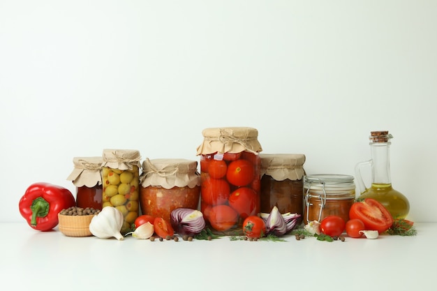 Différents aliments et ingrédients marinés sur blanc