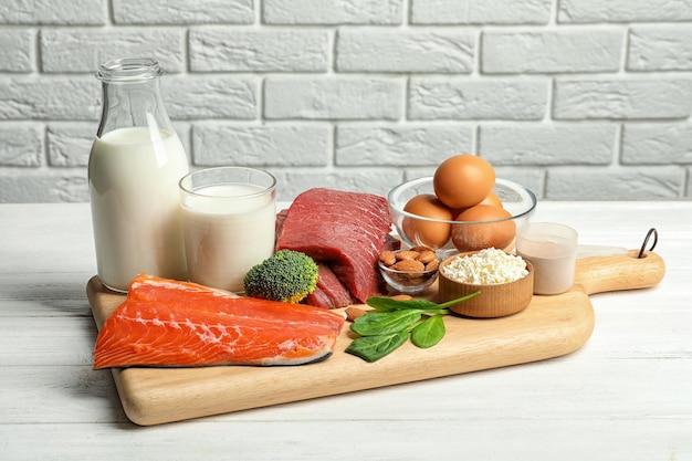 Photo différents aliments naturels sur la table régime riche en protéines