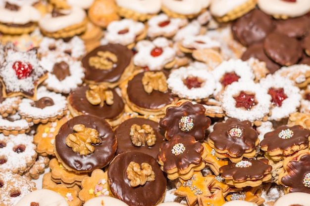 Différents biscuits de noël savoureux avec du chocolat aux noix et de la confiture