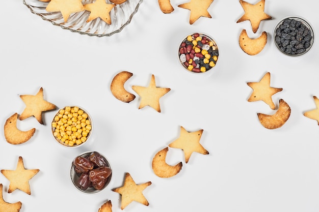 Différents bonbons et biscuits sur une table