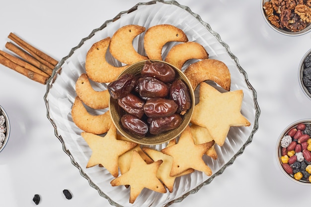 Différents bonbons et biscuits sur une table