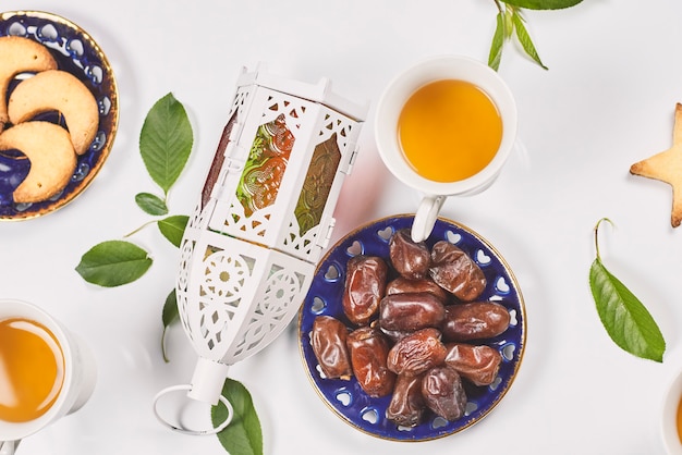 Différents bonbons et biscuits sur une table