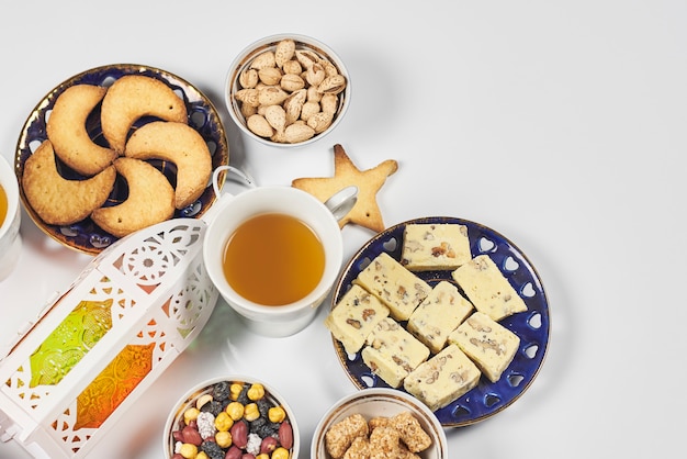 Différents bonbons et biscuits sur une table