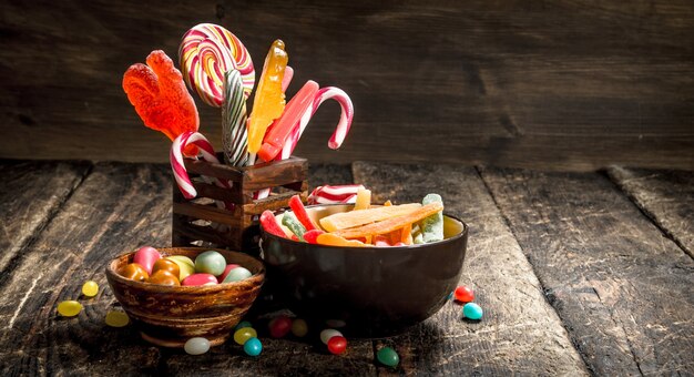 Différents bonbons sucrés dans des bols.