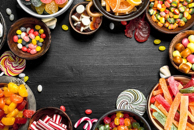 Différents bonbons sucrés, gelée et confits dans un bol.