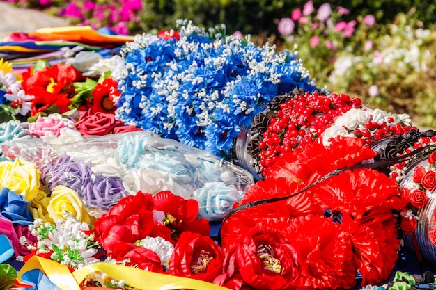 Différents cerceaux de cheveux avec des fleurs artificielles