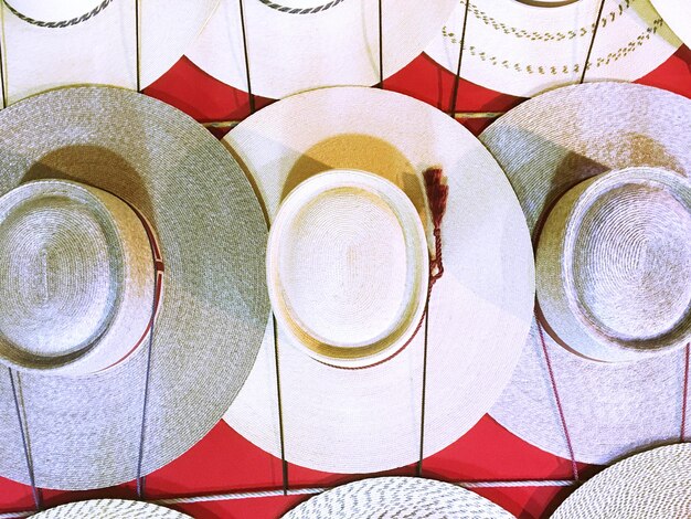 Photo différents chapeaux à vendre au magasin