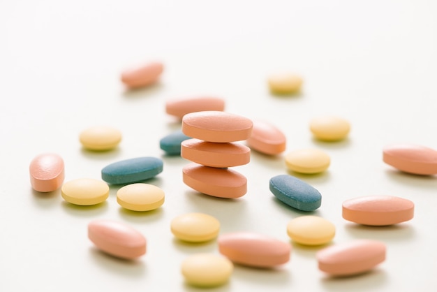 différents comprimés pilules capsules médicaments de thérapie de mélange de tas