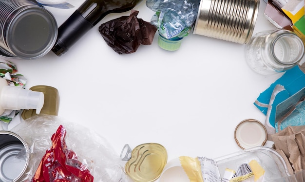 Photo différents déchets pour le raffinage sur une table blanche vide