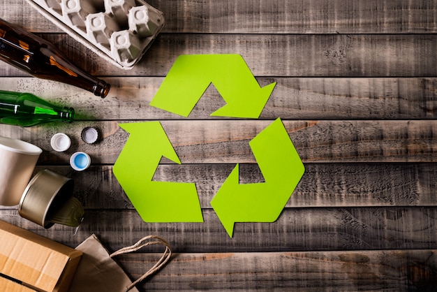 Différents déchets avec symbole de recyclage