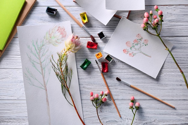 Différents dessins de fleurs sur fond de bois