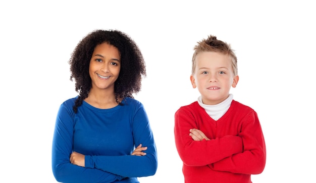 Différents enfants regardant la caméra isolé sur fond blanc