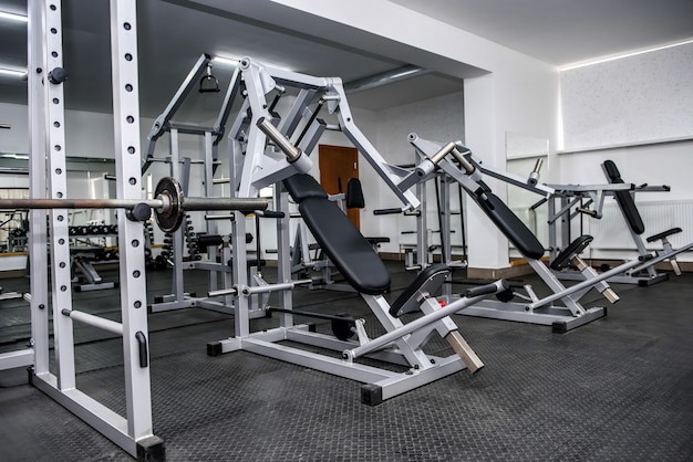 Différents équipements de sport dans la salle de gym comme mur