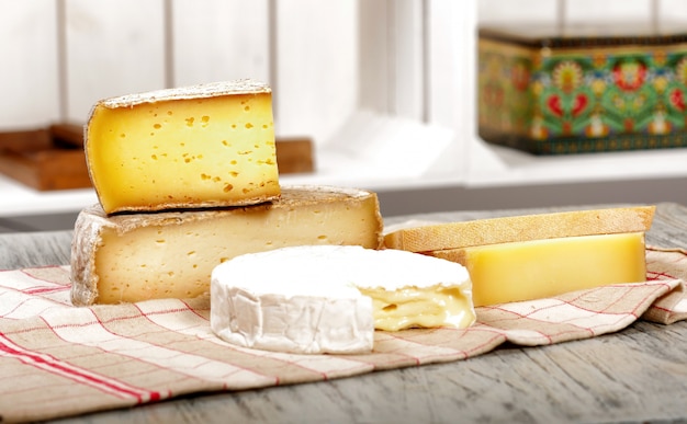 Différents fromages français Normandie et Savoie