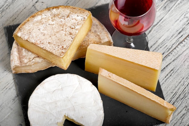 Différents fromages français avec un verre de vin