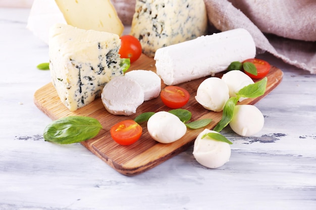 Différents fromages savoureux sur table en bois