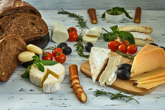 Différents fromages sur table