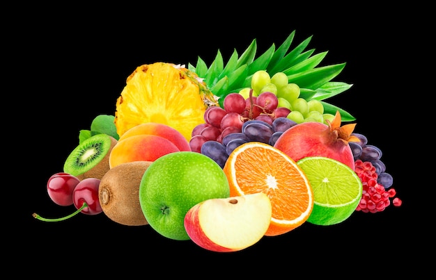 Différents fruits et baies sur fond noir