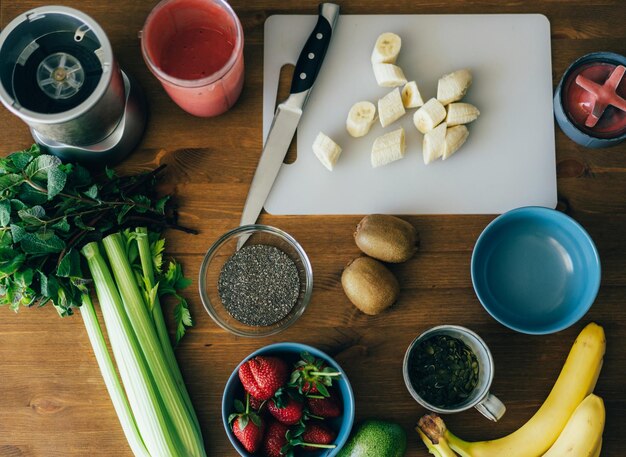 Différents fruits, baies et graines sur la table de la cuisine pour un délicieux dessert sain